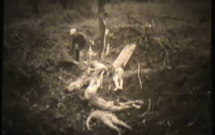 서울시가 제공한 영상의 한 장면. 해당 영상은 1944년 9월 15일 중국 원난성 텅충에서 촬영되었으며 조선인 위안부들이 일본군에 의해 학살된 후 버려진 광경을 담고 있다. 
