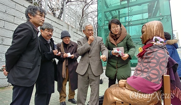 오까 마사하루 기념 나가사키평화자료관 관계자들이 25일 부산 일본영사관 앞 위안부 평화의 소녀상을 바라보고 있다. 