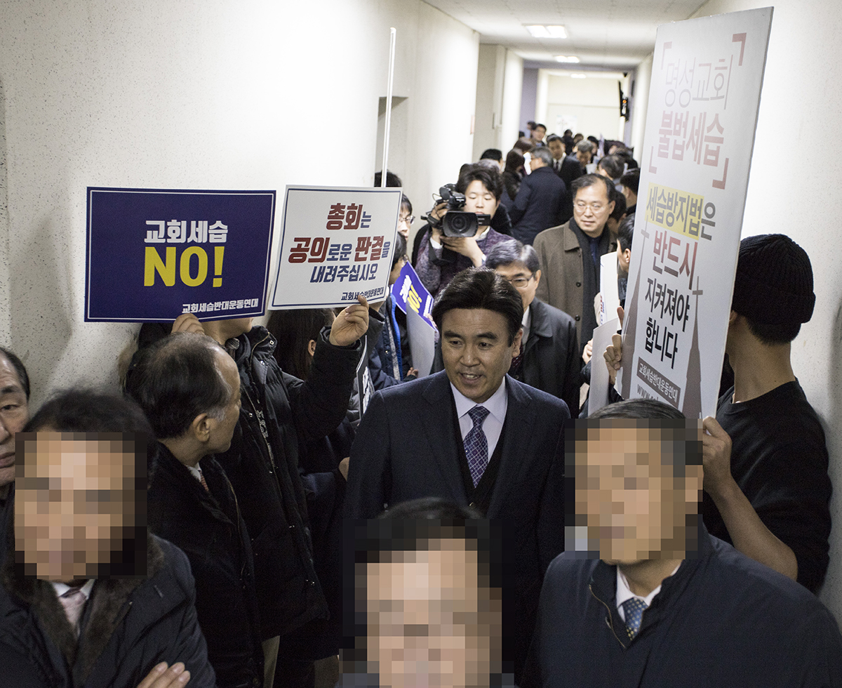 명성교회 세습 논란에 중요한 영향을 미칠 예장통합 총회재판국 심리가 27일 오전 서울 종로구 연지동 한국기독교벡주년기념관 회의실에서 열린 가운데 원고인 김수원 동남노회 비대위장이 입장하고 있다. 