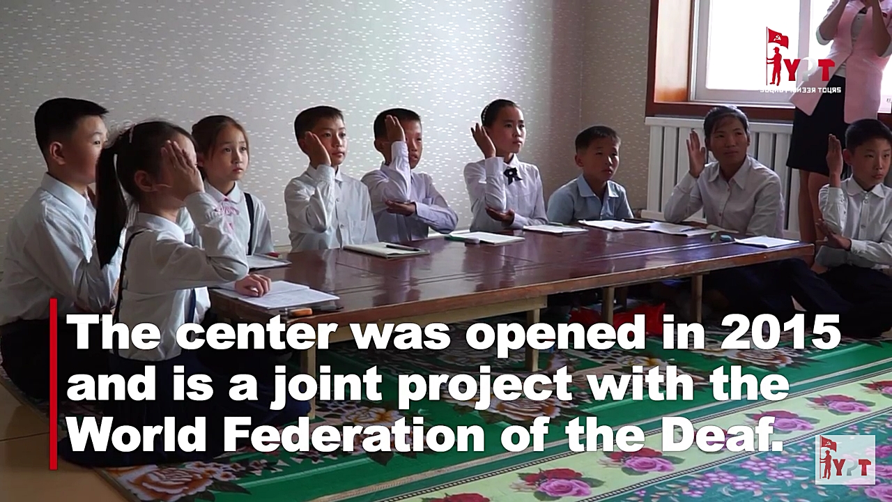 2015년 평양에 문을 연 청각장애인 센터에서 어린이들이 교육받고 있는 모습. 해당 센터는 청각장애인들이 직접 건설에 참여했다고 한다. 북한 전문 여행사 영 파이오니어 투어스(YPT)가 직접 센터를 방문해 촬영, 인터넷에
 공개한 영상이다.