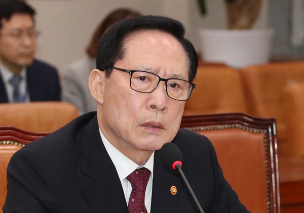 송영무 국방부 장관이 지난 2월 국회에서 열린 법사위원회 전체회의에서 의원들의 질의에 답변하고 있다