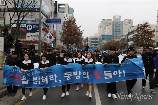 28일 오후 경북고와 대구여고 등 8개교 학생들이 1960년 2.28민주운동 재현 거리행진을 하고 있다.