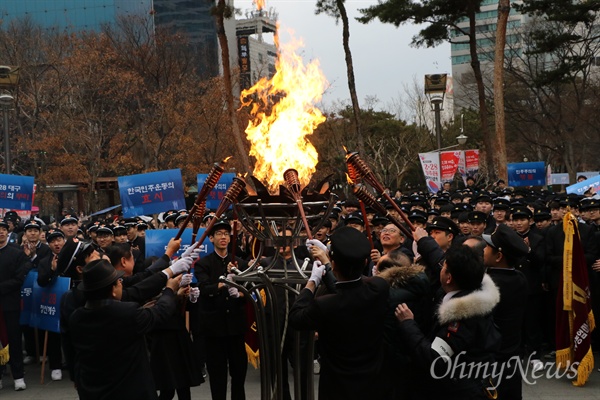  2.28민주운동 거리행진 재현에 나선 학생들이 28일 오후 대구시 중구 2.28기념중앙공원에서 횃불을 붙이고 있다.