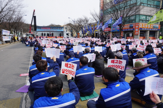 27일 군산시청 앞에서 열린 '한국GM 군산공장 폐쇄 철회를 위한 군산시민 결의대회'에 참석한 노동자들.