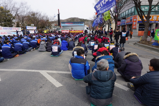 27일 군산시청 앞에서 열린 '한국GM 군산공장 폐쇄 철회를 위한 군산시민 결의대회'에는 협력업체 노동자들도 함께했다.