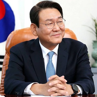 김교흥 국회 사무총장은 28일 사무총장을 사퇴하고 인천시장 선거에 본격적으로 뛰어들었다. 