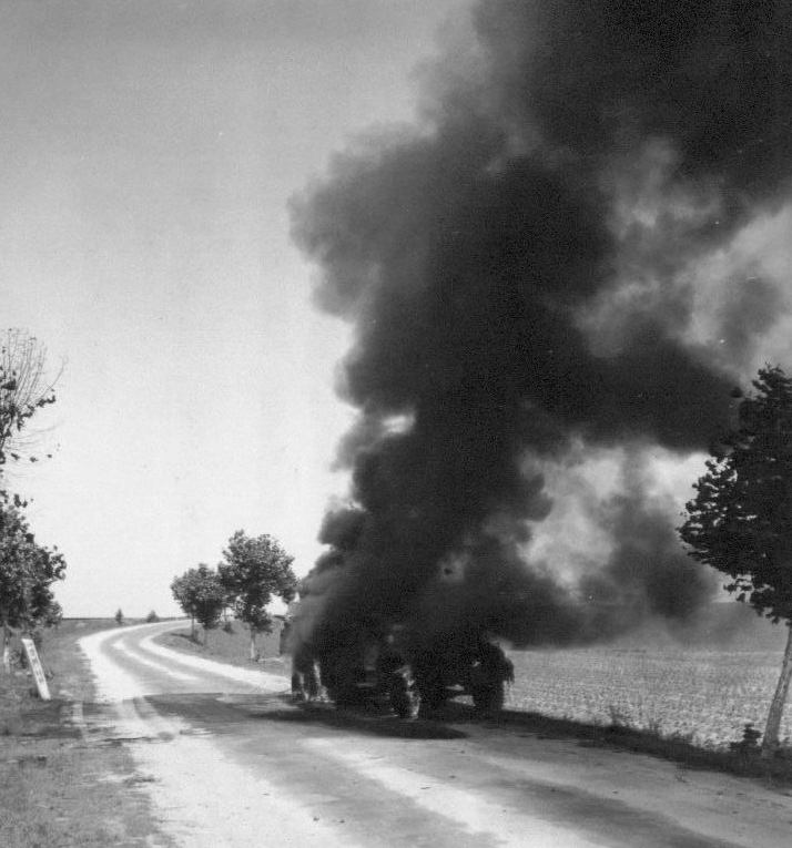 1951. 7. 10. 조치원, 한 유엔군 트럭이 불타고 있다.
