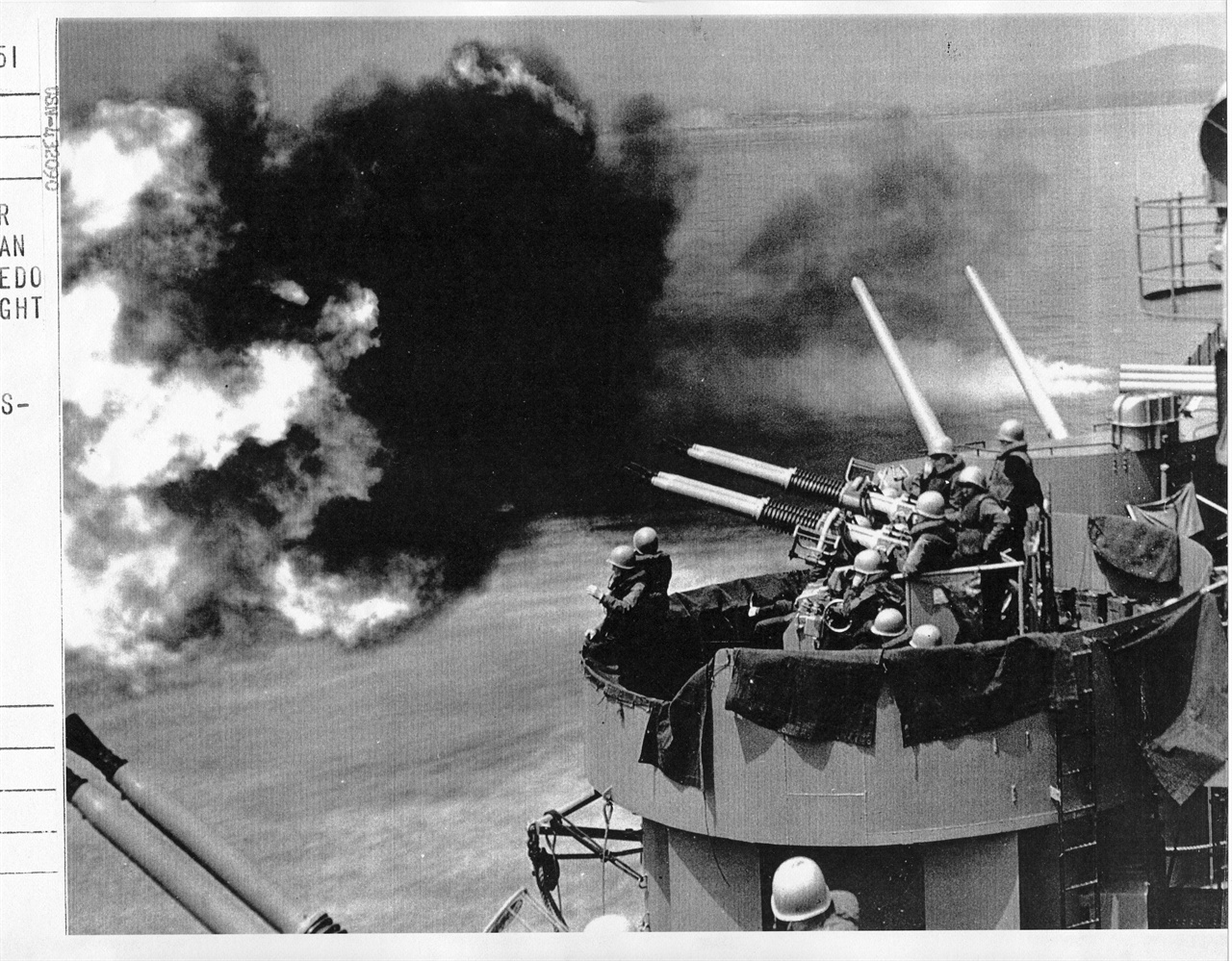 1951. 7. 22. 청진, 미 군함이 동해에서 북한진지를 향해 맹렬히 함포 사격하고 있다.