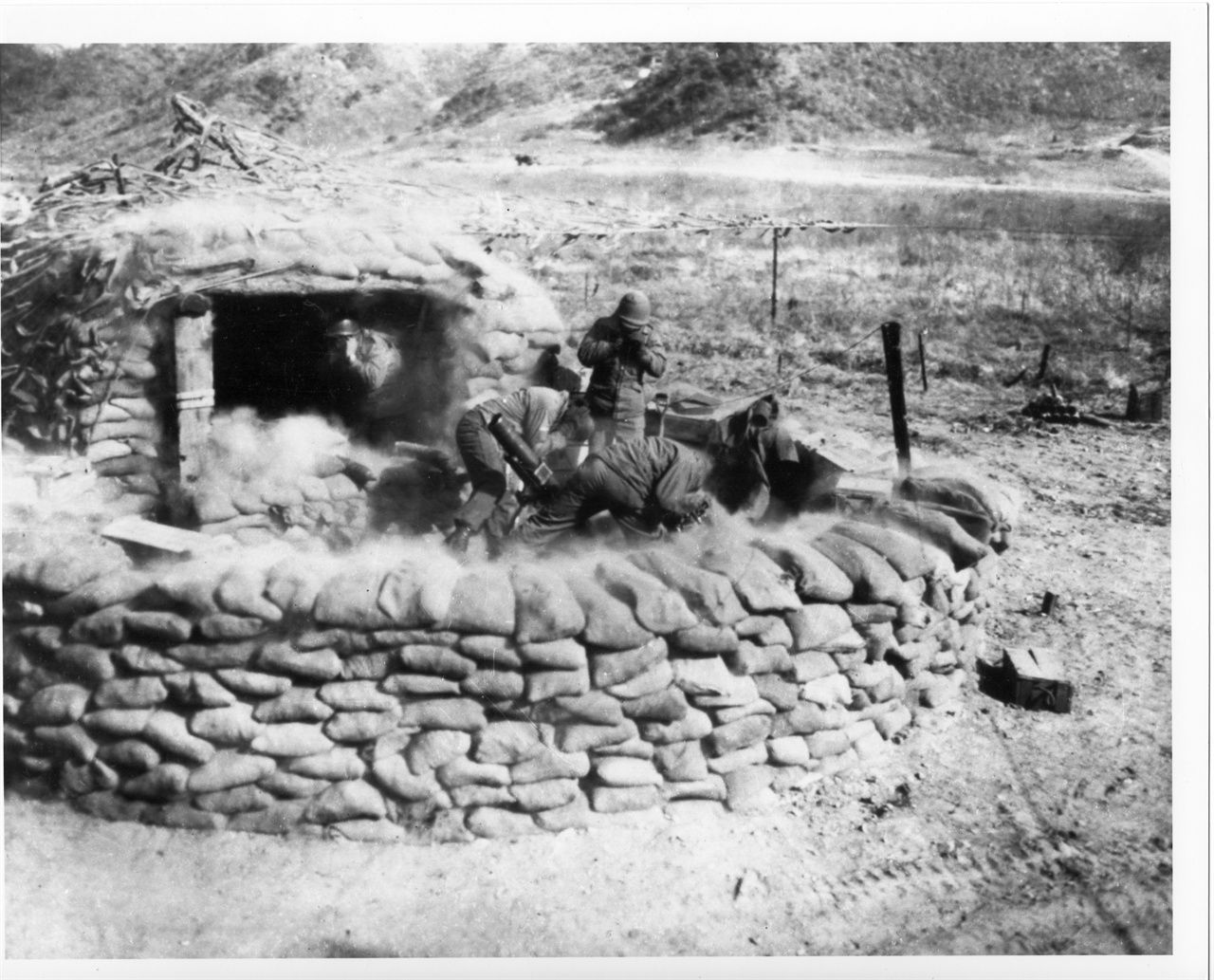 1953. 2. 7. 철원, 박격포 진지에서 전방으로 지원사격을 하고 있다.