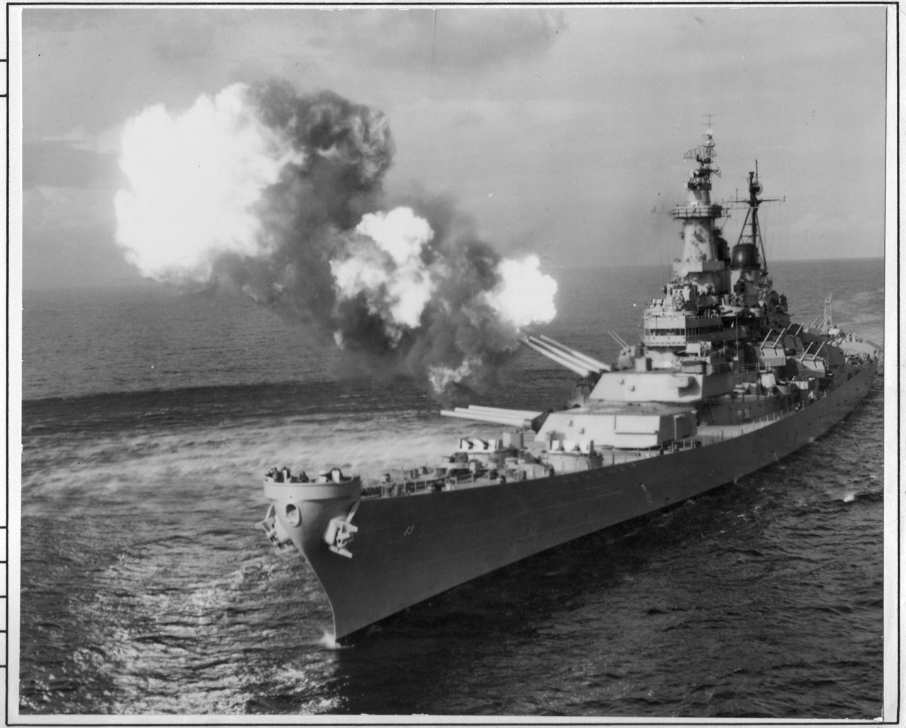 1950. 10. 21. 미 해군함정이 청진항을 향해 함포사격을 하고 있다.