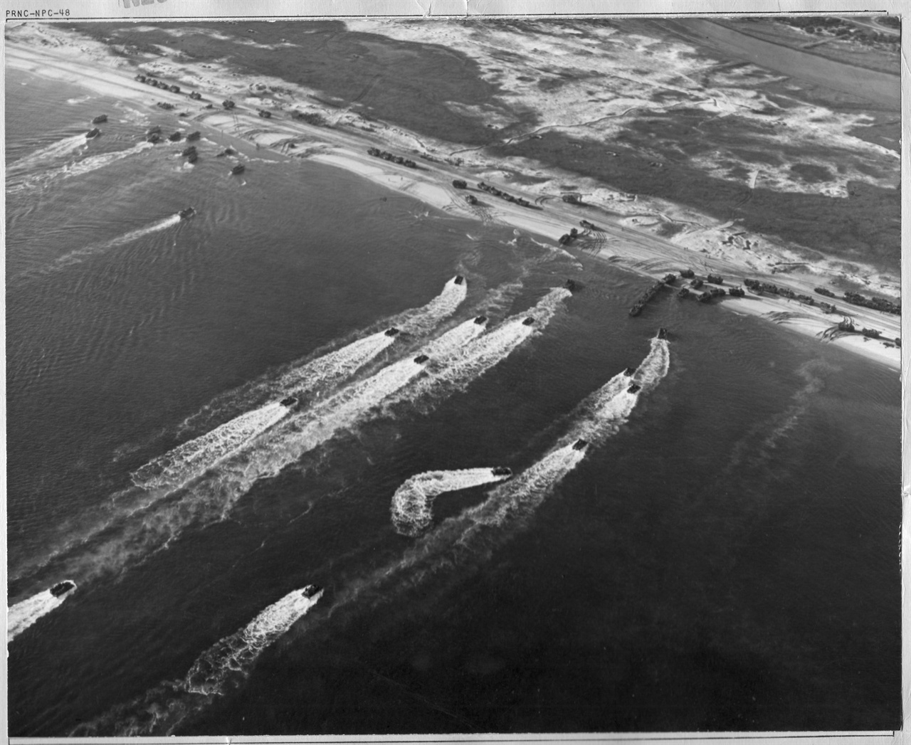 1950. 10. 26, 원산에 상륙하는 유엔군 함정들.