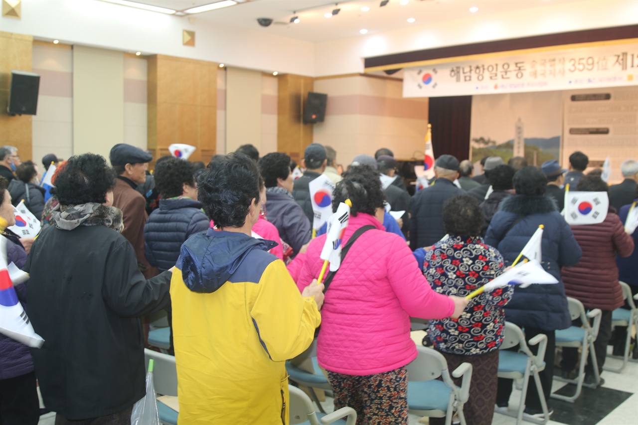  태극기를 흔들며 삼일절 노래, 상록수 등을 따라 부르는 사람들