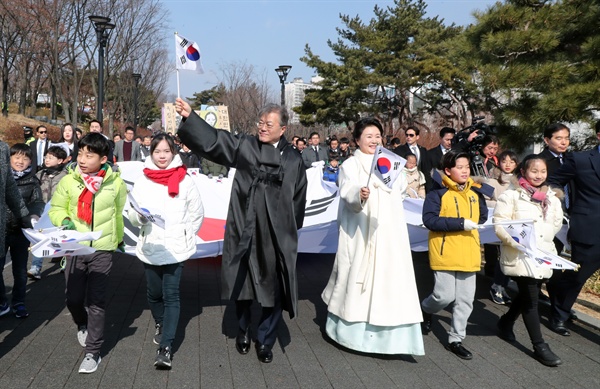 문재인 대통령 내외가 1일 오전 서울 서대문형무소 역사관에서 열린 제99주년 3ㆍ1절 기념식을 마친 뒤 참석자들과 함께 행진하고 있다.
