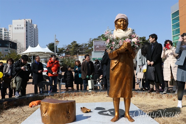 경북 구미시 구미역 뒷편 광장에 1일 시민들의 모금으로 '평화의 소녀상'이 세워졌다.