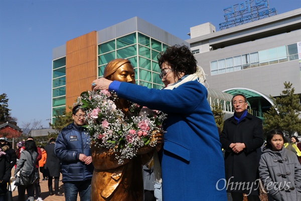 일본군 위안부 출신 이용수 할머니가 1일 구미역 뒷편 광장에 세워진 '평화의 소녀상' 목에 꽃다발을 걸어주고 있다.