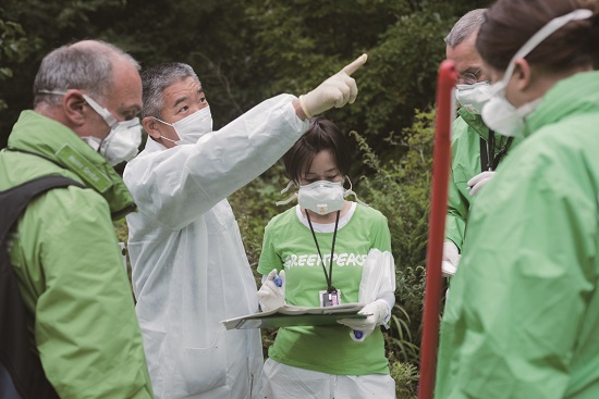 국제환경단체 그린피스의 방사선 방호 전문가팀이 2017년 9월 일본 후쿠시마 제1원전 인근 마을에서 방사성 오염 현황을 조사하고 있다.