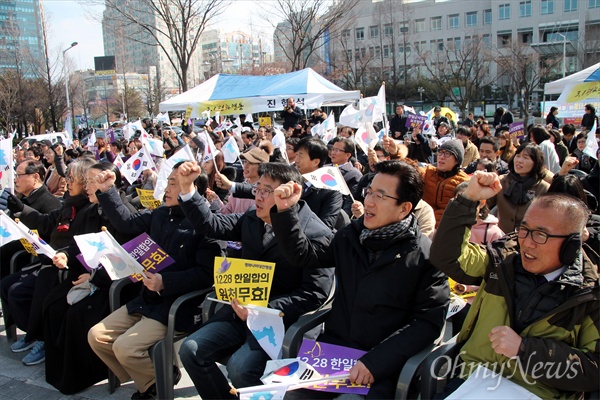 평화나비대전행동은 1일 오후 대전 서구 둔산동 보라매공원 대전평화의소녀상 앞에서 '12.28한일위안부 합의 무효! 한일군사정보보호협정 폐기! 한반도평화실현 대전시민 3.1평화행동'을 개최했다.