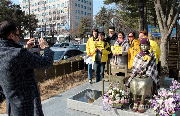 평화나비대전행동은 1일 오후 대전 서구 둔산동 보라매공원 대전평화의소녀상 앞에서 '12.28한일위안부 합의 무효! 한일군사정보보호협정 폐기! 한반도평화실현 대전시민 3.1평화행동'을 개최했다. 사진은 평화의소녀상과 기념사진을 찍고 있는 참가 시민들의 모습.