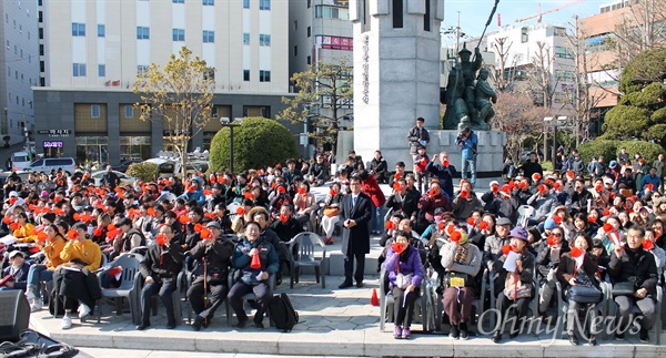 1일 오후 동구 초량동 부산일본영사관 인근 정발 장군 동상 앞에서 1천 여명(집회 측 추산) 시민이 모인 가운데 반일평화대회가 열렸다. 