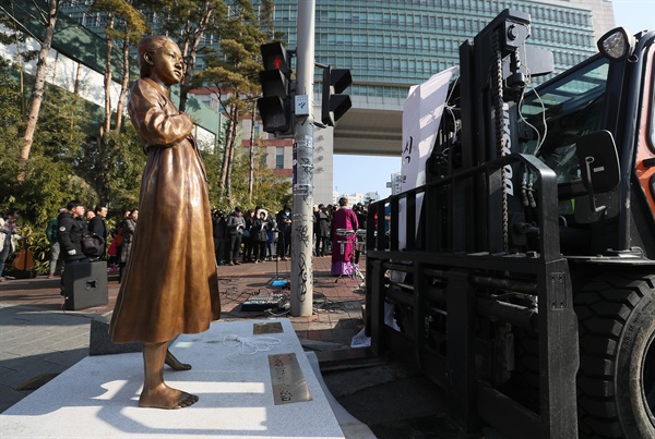  3·1절인 1일 오후 서울 마포구 홍익대학교 앞에서 열릴 예정이었던 '마포 평화의 소녀상(사진)' 제막식이 무산됐다.