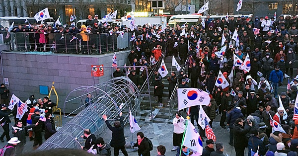 촛불조형물 파괴하는 '태극기집회' 참석자들 보수단체가 주최한 '태극기집회' 참가자들이 1일 오후 서울 종로구 광화문역 해치마당에서 광화문광장에 있던 촛불 조형물을 끌어내려 파손하고 있다.