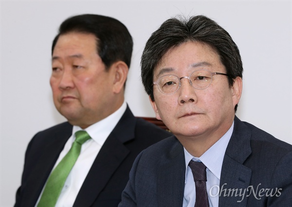 바른미래당 유승민, 박주선 공동대표가 2일 오전 국회에서 열린 최고위원회의에 참석하고 있다.