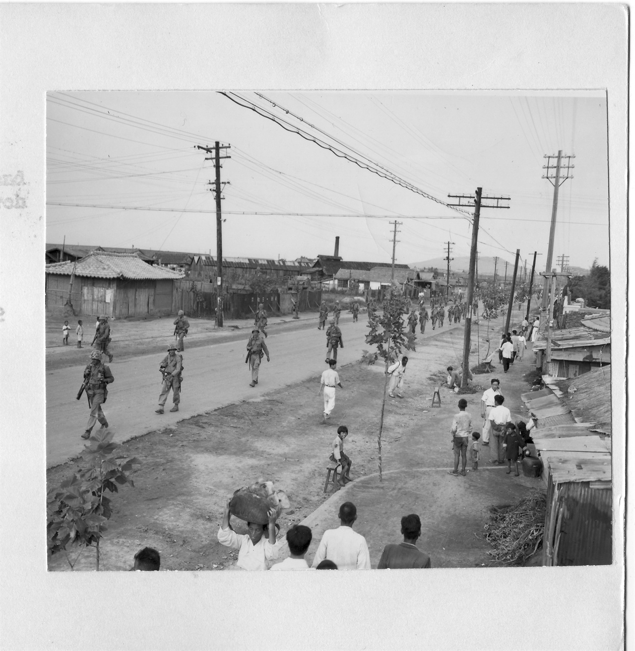 1950. 9. 17. 유엔군들이 서울로 진격해 가자 피란 갔던 인천시민들이 집으로 돌아오고 있다. 