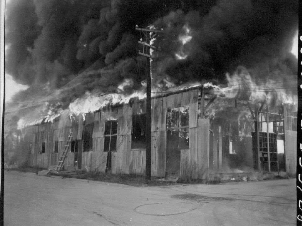 1950. 10. 7. 김포 비행장이 불타고 있다.