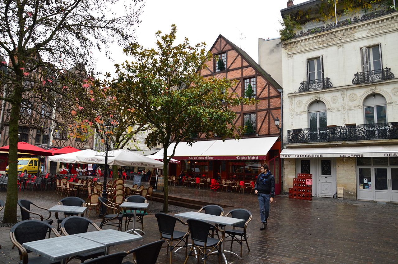 과거 프랑스의 금융 중심지였던 곳에 수많은 카페들이 들어서 있다.
