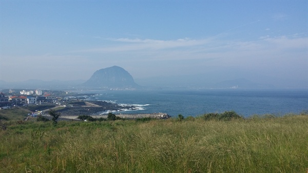 송악산에서 바라본 산방산 풍경