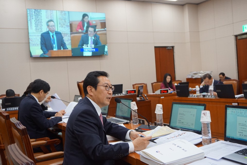  지난 27일 국회 교문위에서 민주당 김한정 의원이 오석근 영진위원장으로부터 부산종합촬영소에 대한 업무 보고를 받고 있다. 