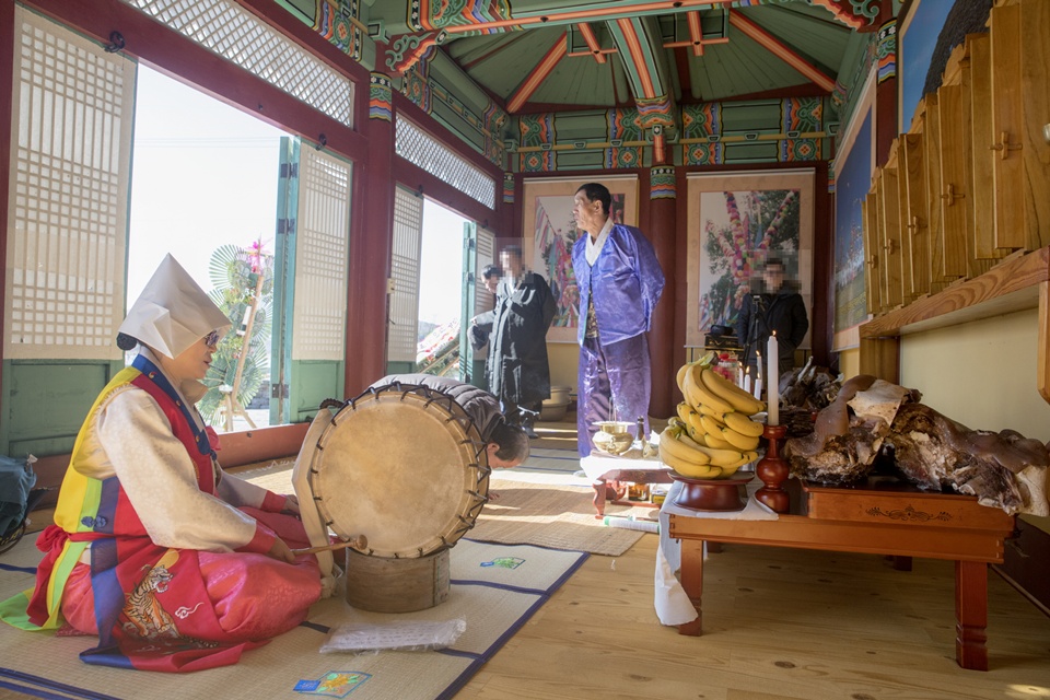 2일 정월 대보름을 맞아 홍성군 서부면 수룡동 마을에서 수룡동당제(水龍洞堂祭)가 열렸다. 수룡동 당제는 풍물패의 길놀이를 시작으로 뱃노래, 축원, 고사 그리고 당집에서 굿 등이 이어졌다.굿이 이어지는 동안에는 마을 주민들뿐만 아니라 이곳을 찾은 누구라도 가족의 건강과 행복, 그리고 일 년을 무탈하게 보낼 수 있도록 소원을 빌 수도 있다.