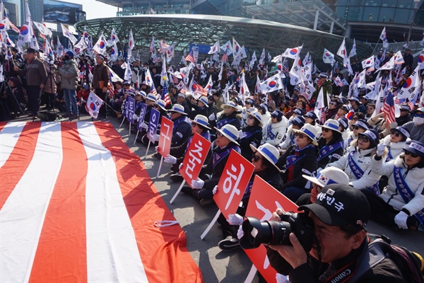 3일 오후 '박근혜 전 대통령 무죄 석방 천만인 서명운동본부'는 서울역 광장에서 '박근혜 대통령 무죄'를 주장하며 정부를 규탄하는 집회를 열었다.