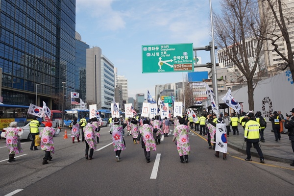 3일 오후 '박근혜 전 대통령 무죄 석방 천만인 서명운동본부'는 서울역 광장에서 '박근혜 대통령 무죄'를 주장하며 정부를 규탄하는 집회를 열었다.