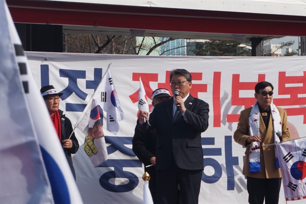 3일 오후 '박근혜 전 대통령 무죄 석방 천만인 서명운동본부'는 서울역 광장에서 '박근혜 대통령 무죄'를 주장하며 정부를 규탄하는 집회를 열었다. 사진은 연단에 선 조원진 대한애국당 대표