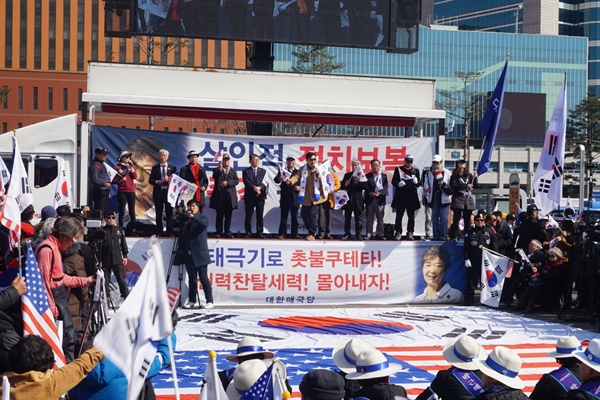 3일 오후 '박근혜 전 대통령 무죄 석방 천만인 서명운동본부'는 서울역 광장에서 '박근혜 대통령 무죄'를 주장하며 정부를 규탄하는 집회를 열었다.