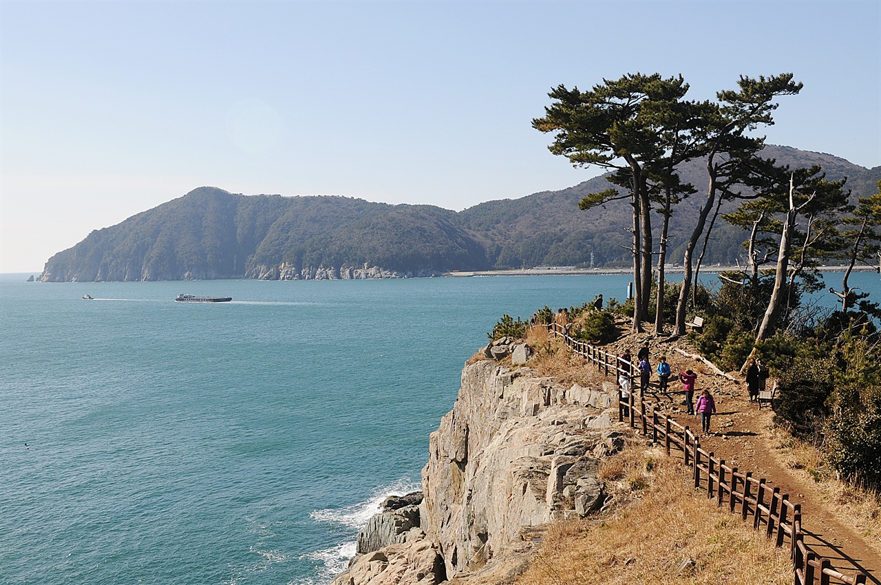 거제도가 정면으로 바라다보이는 해안 절벽의 멋진 풍경은 잊기 힘든 절경이다. 