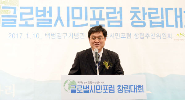 MBC 뉴스데스크가 연일 보도를 통해 '레인보우 합창단'의 이중성을 폭로한 가운데 한국다문화센터 대표를 맡고 있는 김성회씨에 대한 관심이 뜨겁다.