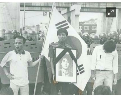 1987년 이한열 열사의 영정사진을 들고있는 가운데 학생이 당시 연세대 총학생회장이었던 우상호 의원이다.
좌측에 배우 우현과 함께
