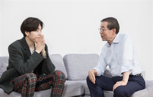 박원순 서울시장(오른쪽)이 2017년 10월 23일 아이돌그룹 블락비 출신의 래퍼 지코(본명: 우지호)를 만나 인터뷰를 했다.