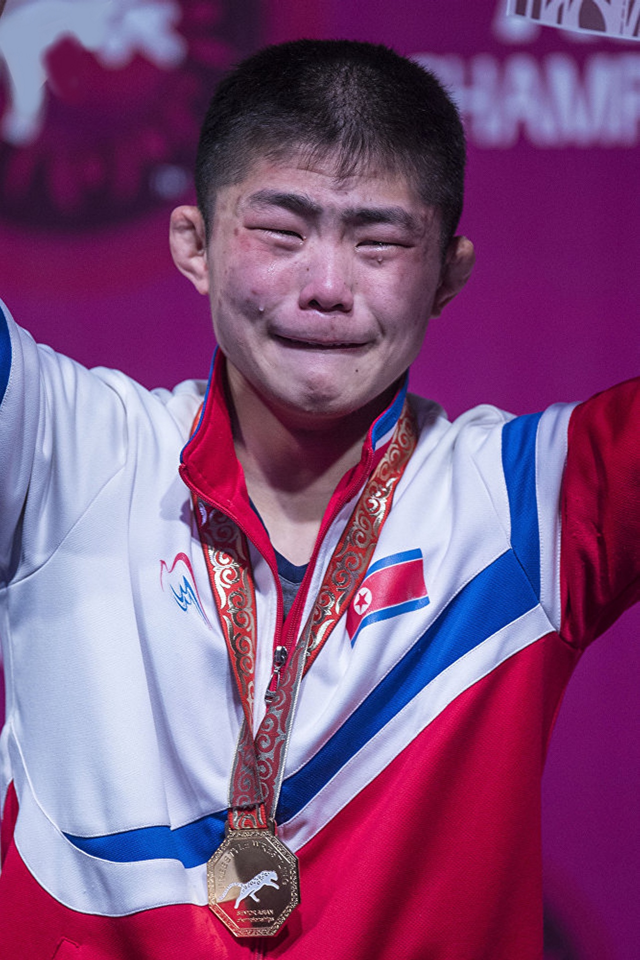 북한 강금성 선수의 금메달 시상대에서 2018 아시아 레슬링 선수권대회 자유형 57kg급에 출전한 북한 강금성 선수가 시상대에서 감격의 눈물을 흘리고 있다.