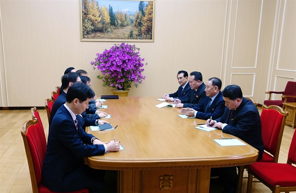 정의용 청와대 국가안보실장을 수석특사로 하는 대북 특사단이 5일 오후 특별기편으로 평양에 도착, 고방산 초대소로 이동해 김영철 노동당 중앙위 부위원장을 만나 얘기를 나누고 있다. 