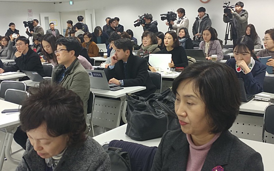 5일 오후 1시 30분. 대전 엔지오(ngo)센터에서 대전여성단체연합 주최로 '미투운동이 나아가야 할 방향'을 모색하는 긴급 집담회가 열리고 있다.
