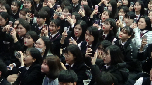 김아랑 선수 전주제일고 후배들이 김아랑 선수의 모습을 담기 위해 휴대폰으로 촬영하고 있다.