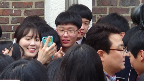 김아랑 선수 학생들이 내민 휴대폰으로 셀카를 찍어주고 있는 김아랑 선수.