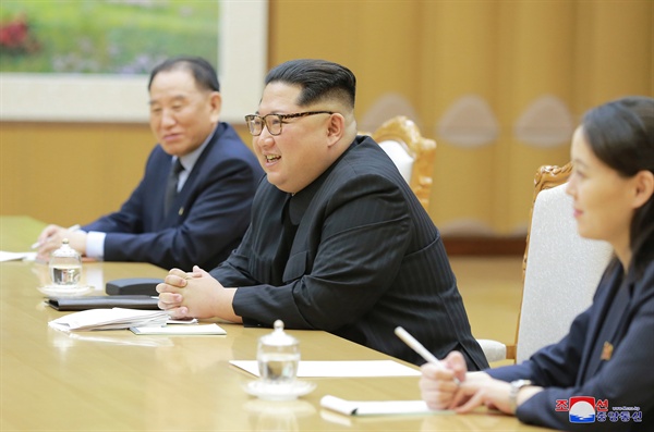김정은 북한 노동당 위원장. 사진은 지난 5일 북한을 방문 중인 정의용 수석 대북특사 등 특사단과  면담하고 있는 모습. 오른쪽에 면담에 배석한 김여정 노동당 제1부부장이 앉아 있다.