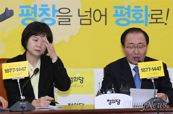 정의당 이정미 대표와 노회찬 원내대표가 6일 오전 국회 본관에서 열린 의원총회에 참석하고 있다. 