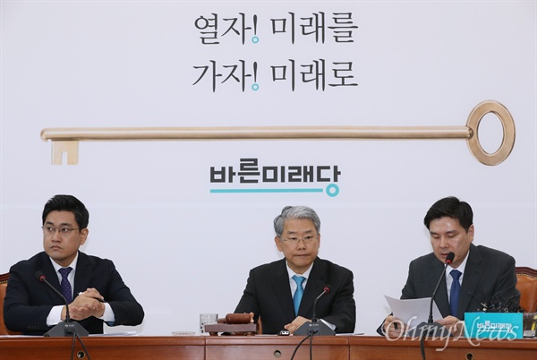 바른미래당 김동철 원내대표와 지상욱 정책위의장이 지난 6일 오전 국회 본관에서 열린 원내대책회의에 참석하고 있다. 