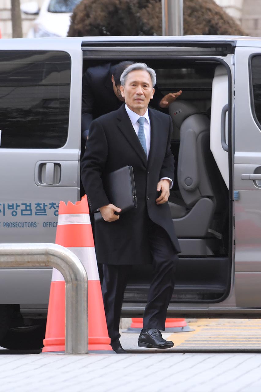  군 사이버사령부의 대선 개입 의혹에 대한 국방부 수사를 축소은폐하도록 지시한 혐의 (직권남용권리행사방해) 등으로 구속영장이 청구된 김관진 전 국방부 장관이 구속 전 피의자 심문(영장실질심사)을 받기 위해 6일 오전 서울 서초구 서울중앙지방법원에 출석하고 있다. 2018.03.06