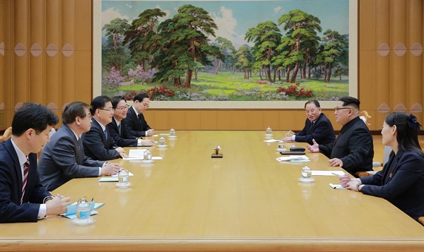  지난 5일 오후 6시 정의용 청와대 국가안보실장을 비롯한 대북특사단이 김정은 노동당 위원장을 접견하고 만찬을 함께한 모습. 